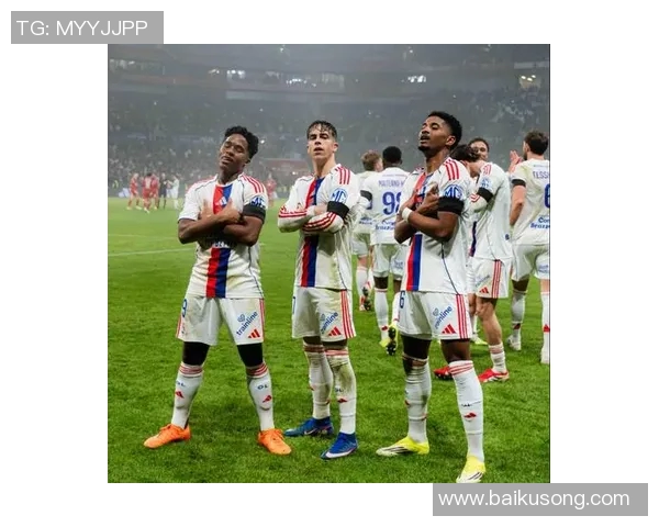 皇马迎战阿普尔期待精彩对决球迷热情高涨助力球队争胜 皇马迎战阿普尔期待精彩对决球迷热情高涨助力球队争胜